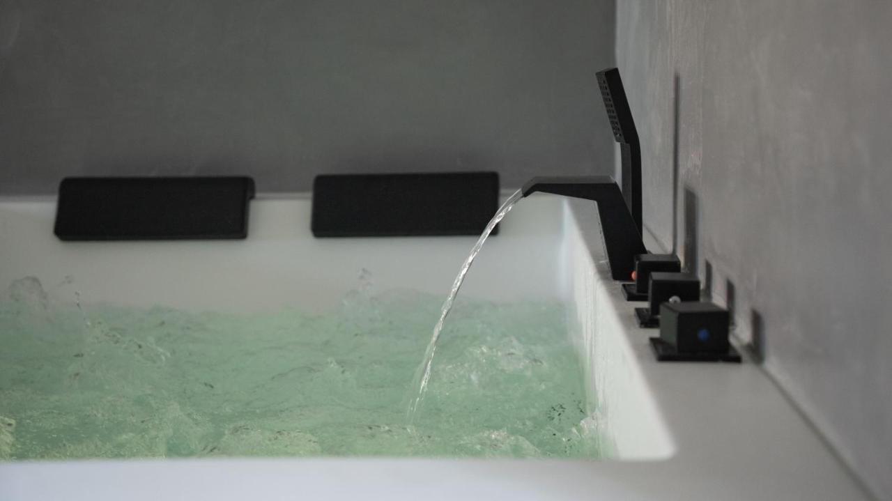 Ennea - Jacuzzi & Luxury Suites (Adults Only) ペルピニャン エクステリア 写真
