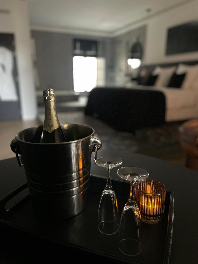 Ennea - Jacuzzi & Luxury Suites (Adults Only) ペルピニャン エクステリア 写真
